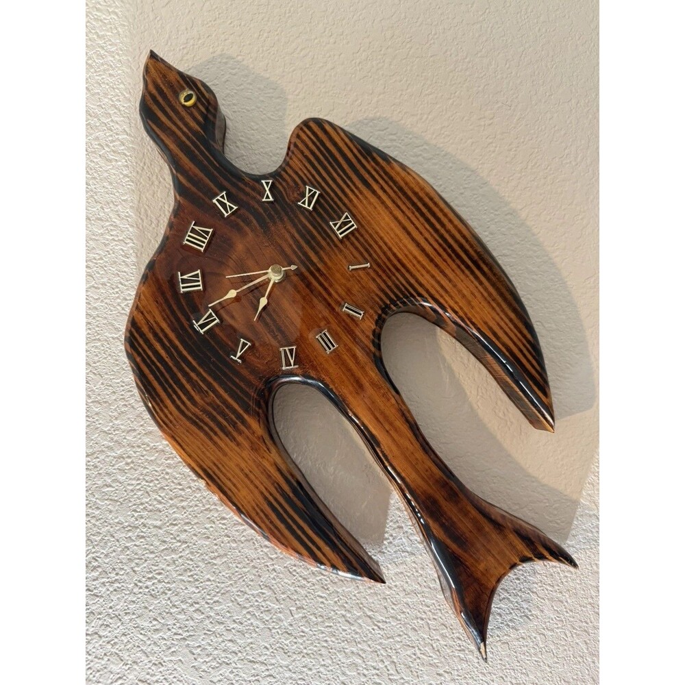 VTG 70th Cedar Stylized Bird Wall Clock Slab Wood Lacquer Rustic Cabin Decor